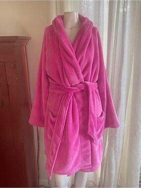 Victoria’s Secret Pink Plush Robe M/L